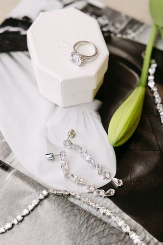Détails de joaillerie d'une mariée photographiés lors d'un mariage